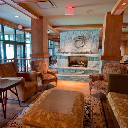 First Tracks Lodge Уистлер Экстерьер фото