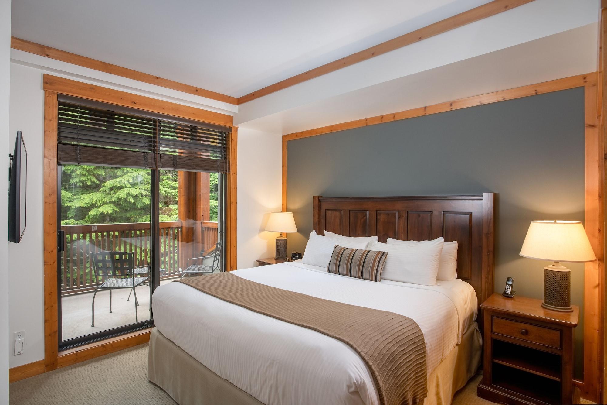 First Tracks Lodge Уистлер Экстерьер фото