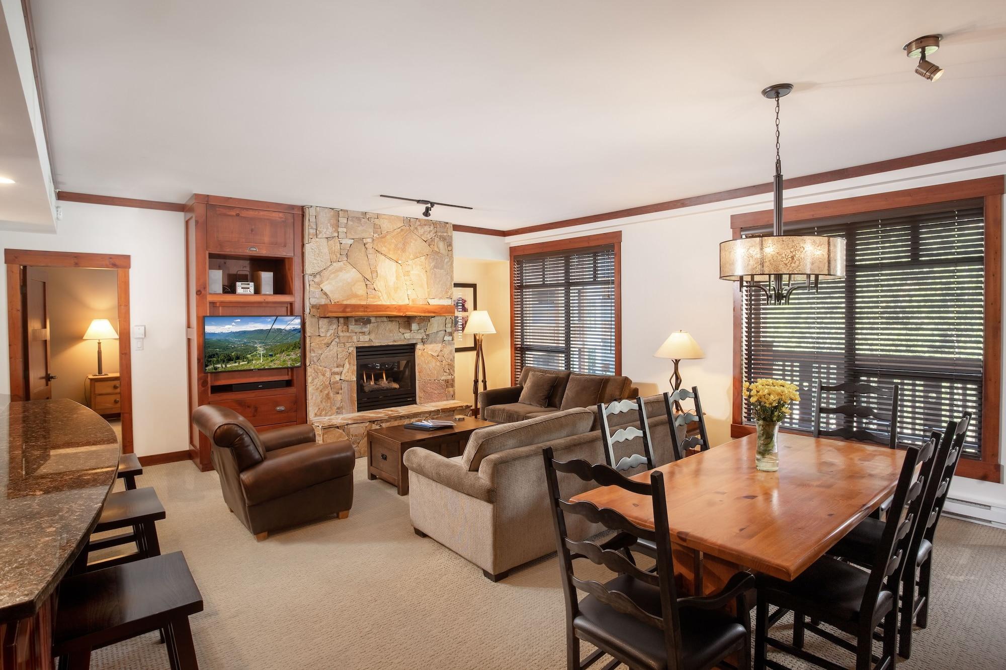 First Tracks Lodge Уистлер Экстерьер фото