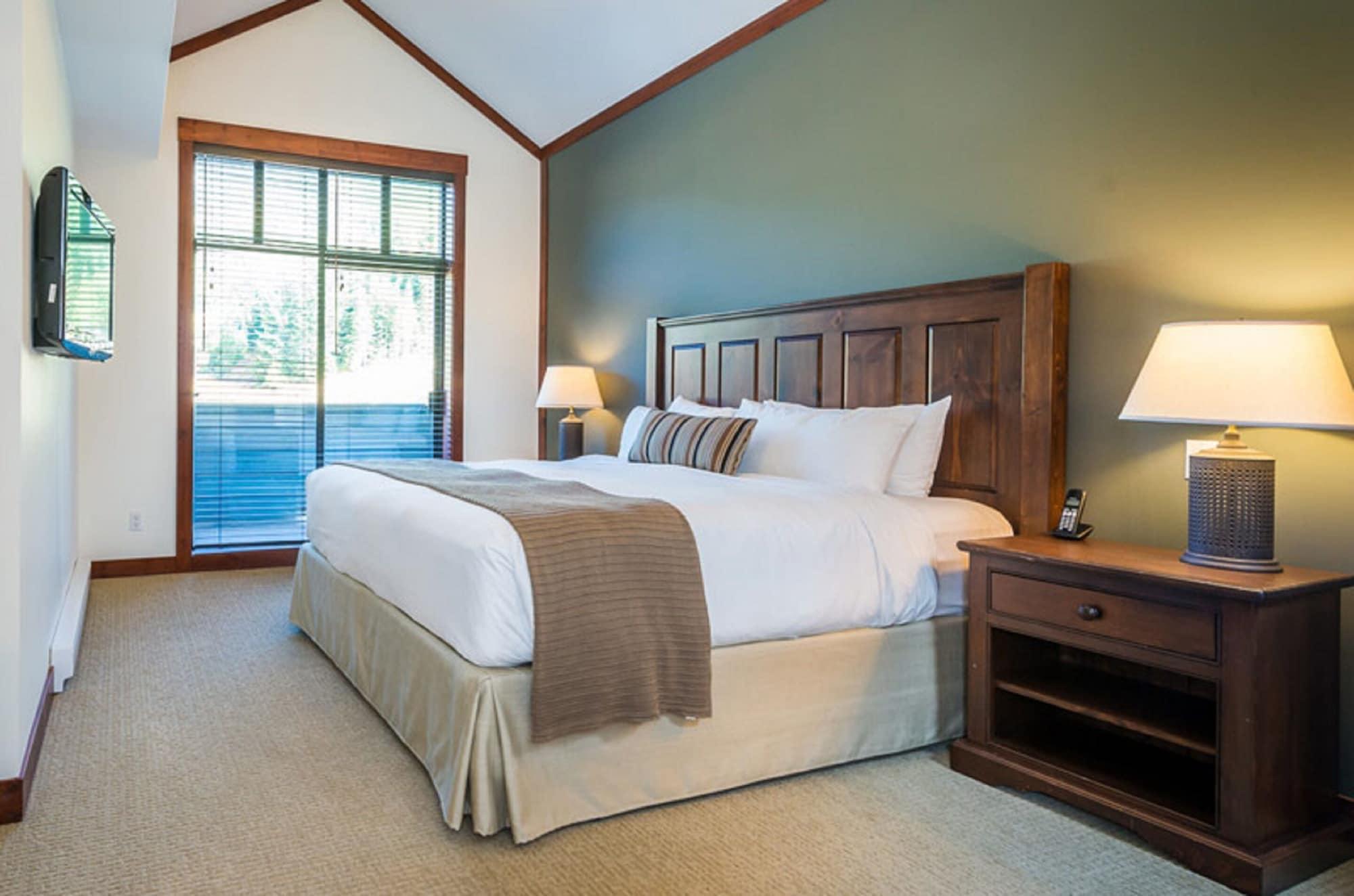 First Tracks Lodge Уистлер Экстерьер фото