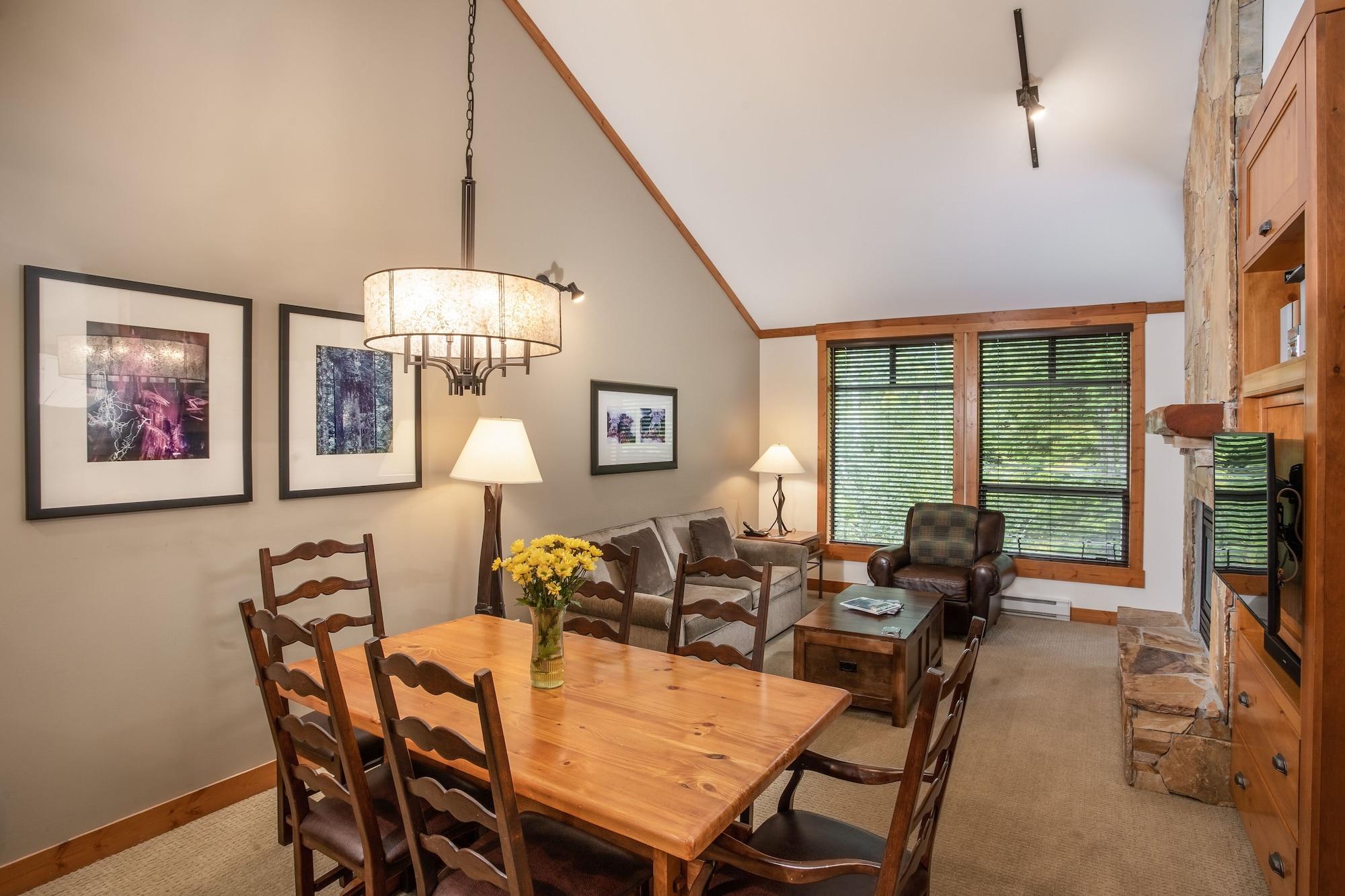 First Tracks Lodge Уистлер Экстерьер фото