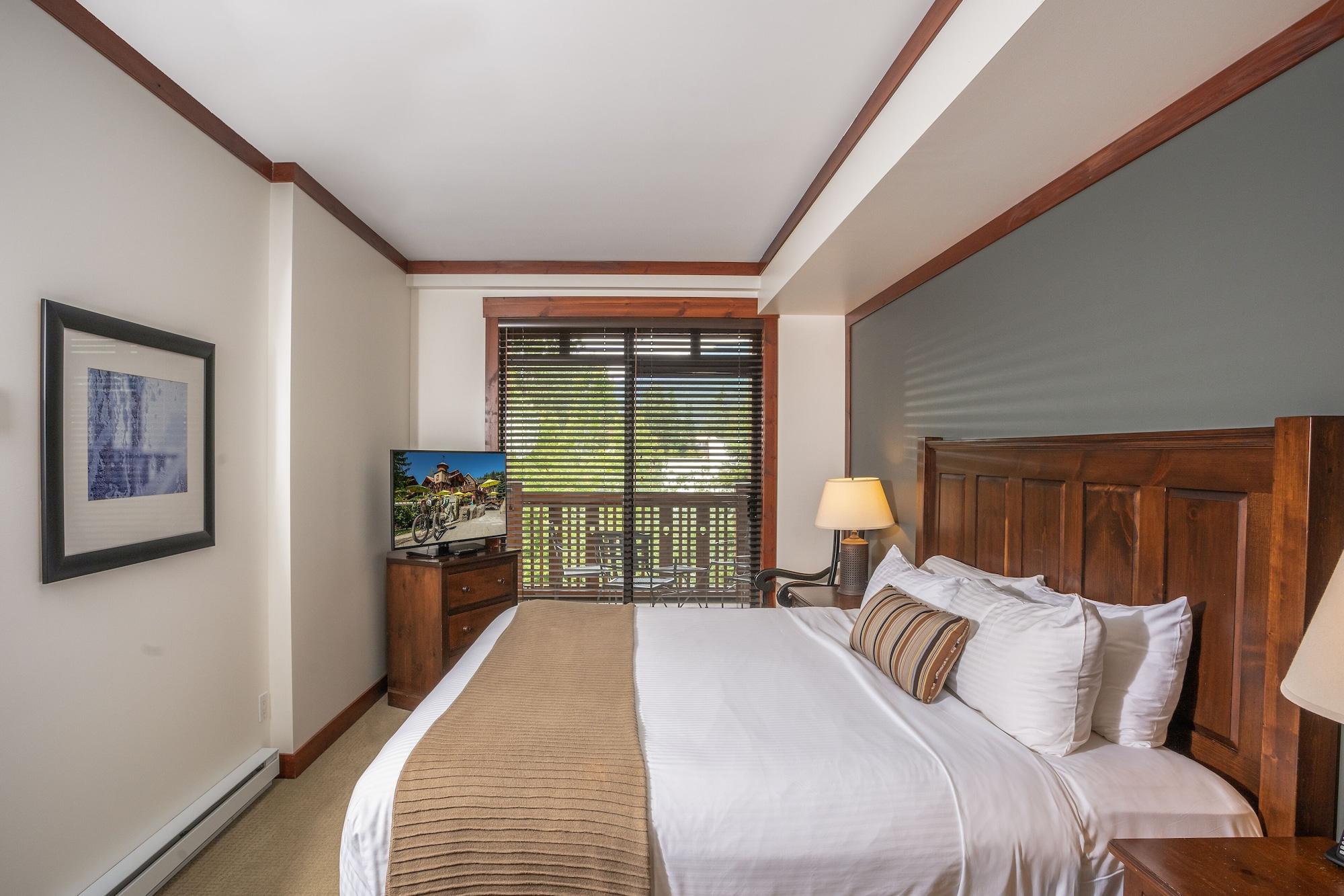 First Tracks Lodge Уистлер Экстерьер фото