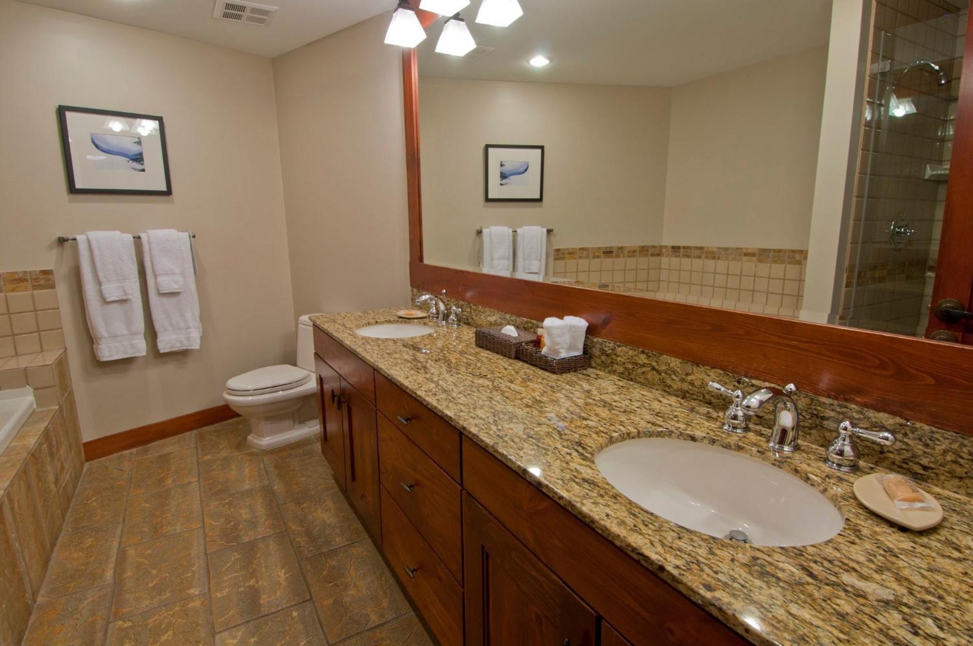 First Tracks Lodge Уистлер Экстерьер фото