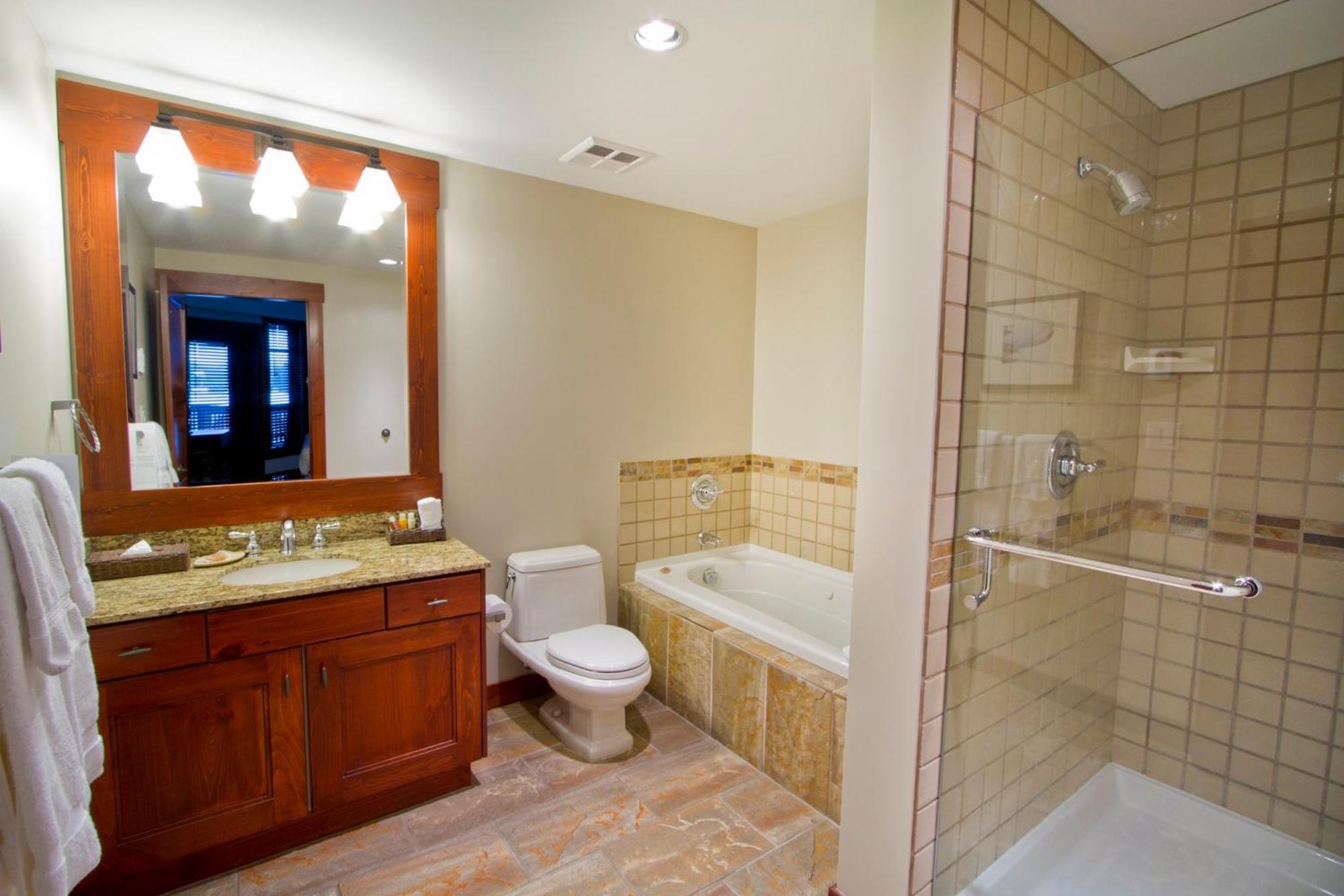 First Tracks Lodge Уистлер Экстерьер фото