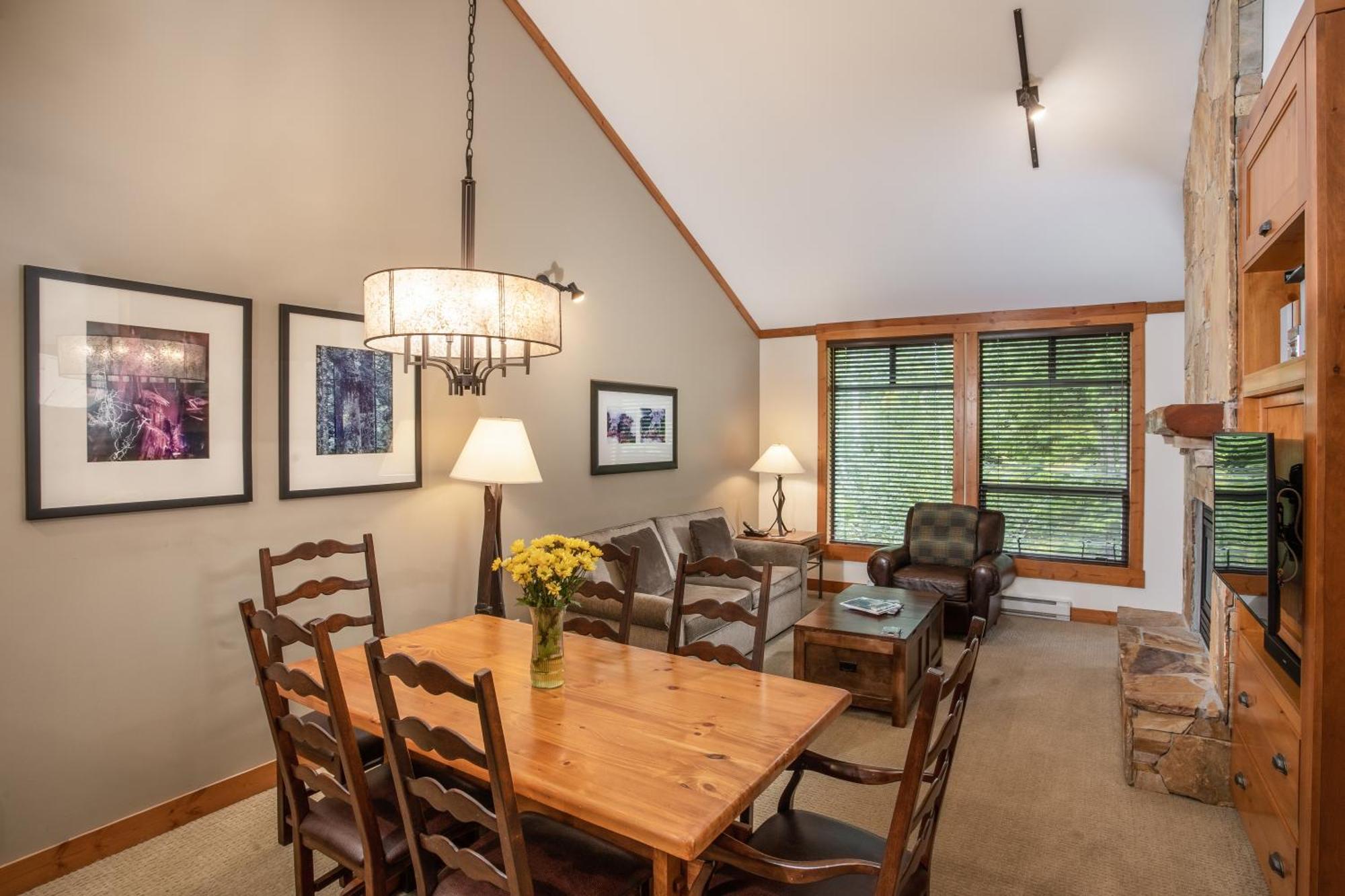 First Tracks Lodge Уистлер Экстерьер фото