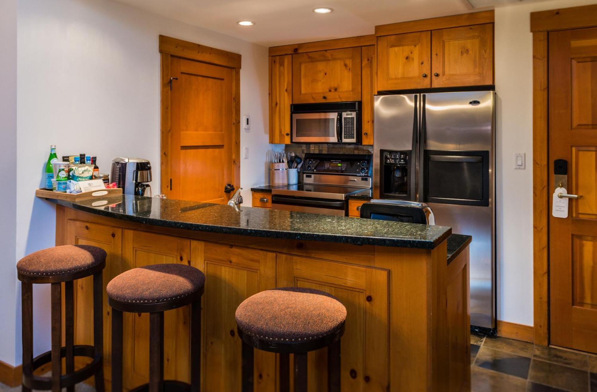 First Tracks Lodge Уистлер Экстерьер фото