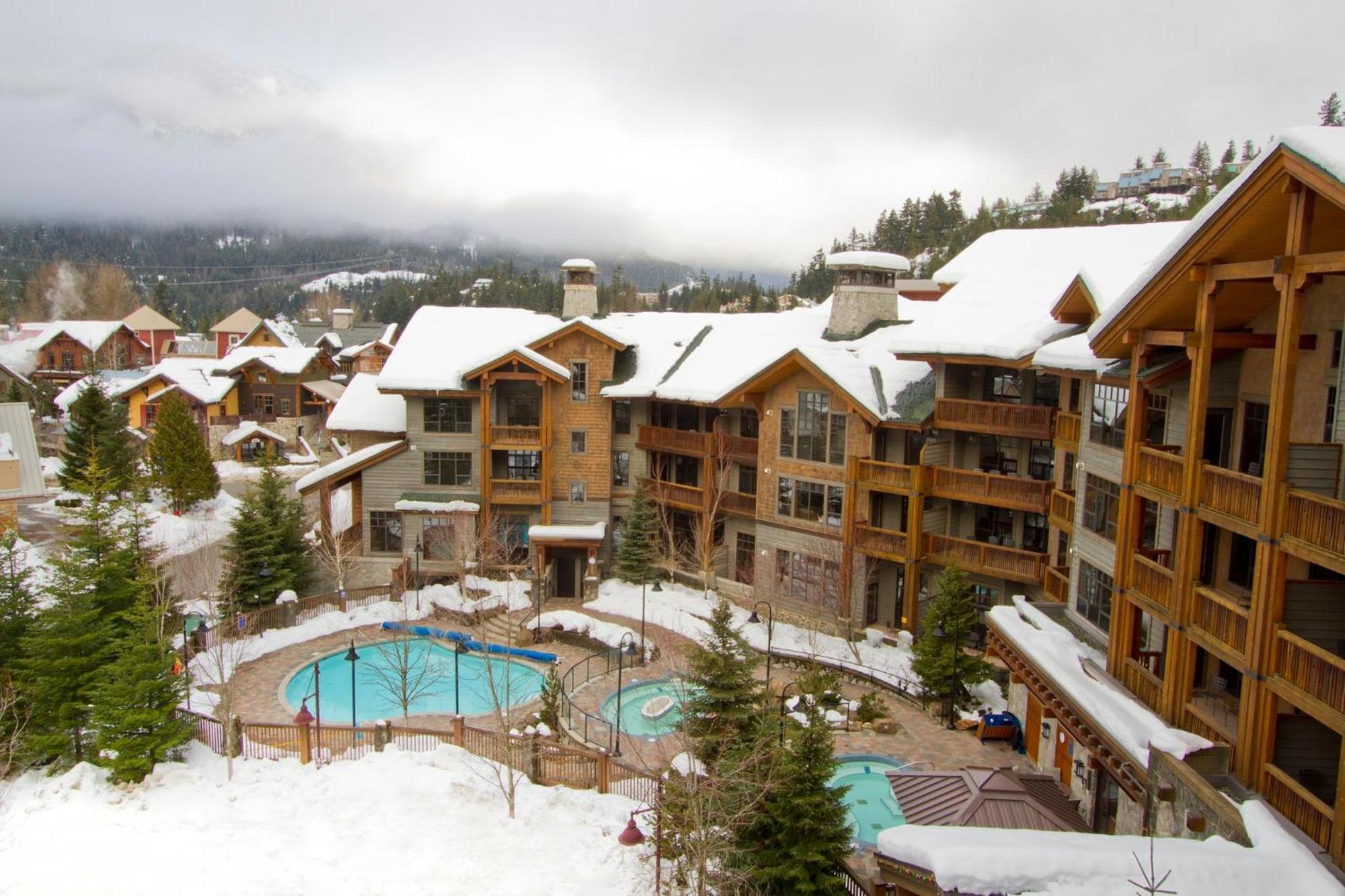 First Tracks Lodge Уистлер Экстерьер фото