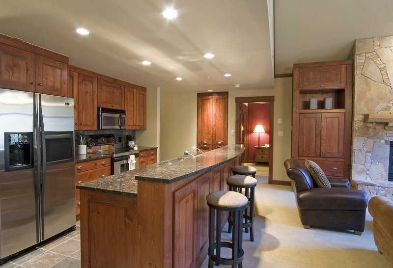 First Tracks Lodge Уистлер Экстерьер фото