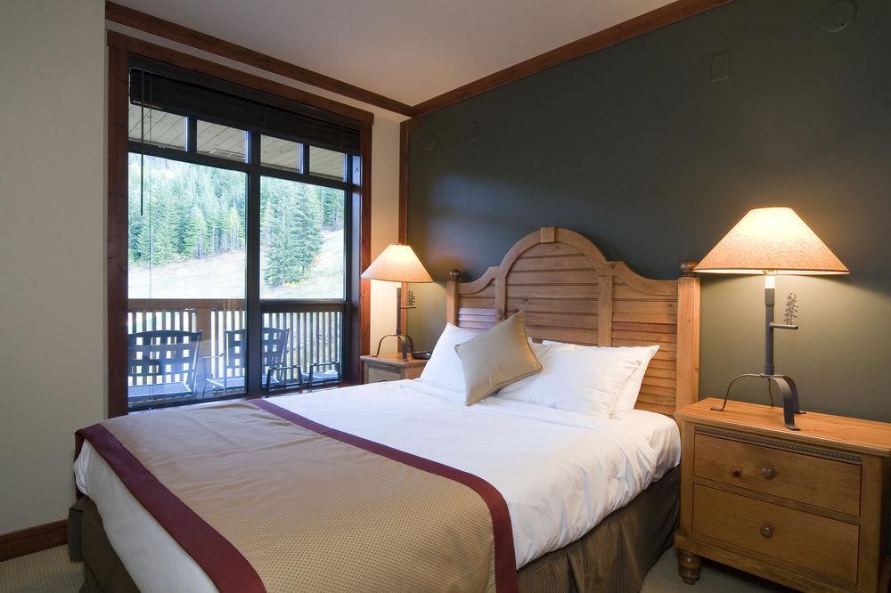 First Tracks Lodge Уистлер Экстерьер фото