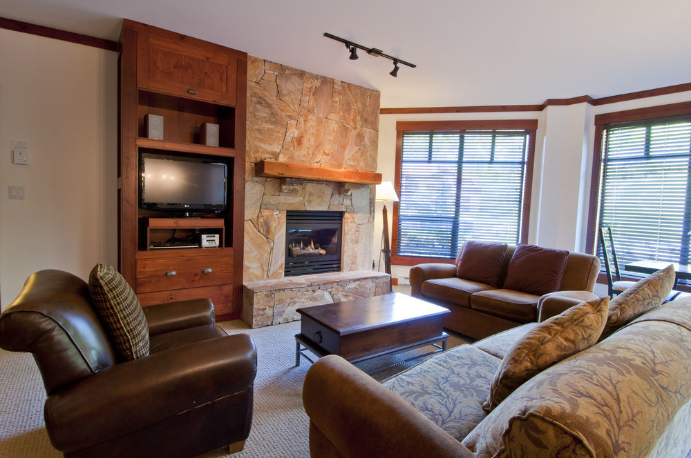 First Tracks Lodge Уистлер Экстерьер фото