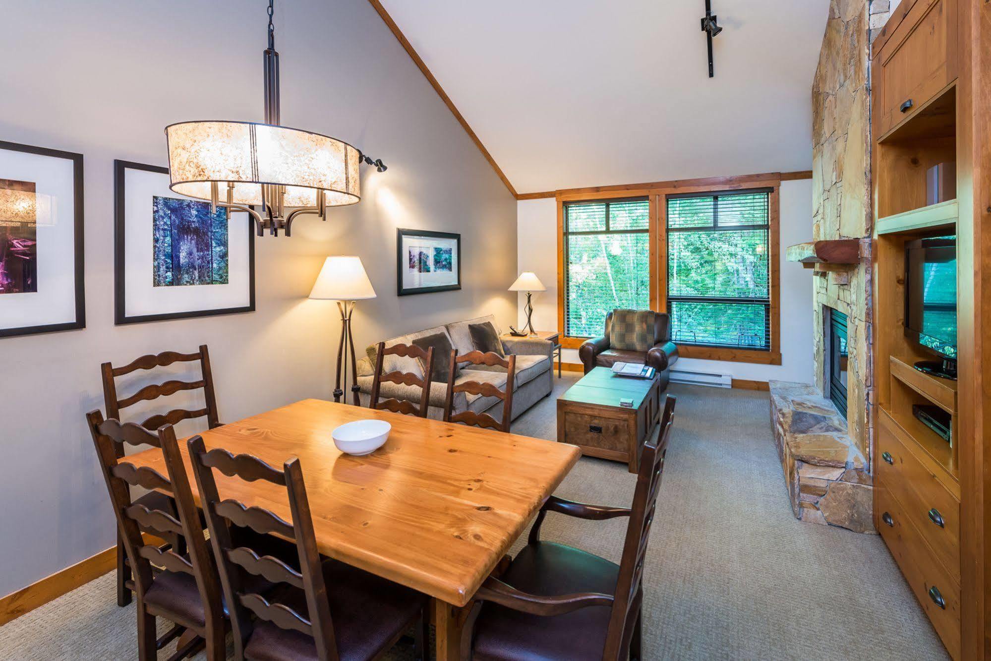 First Tracks Lodge Уистлер Экстерьер фото