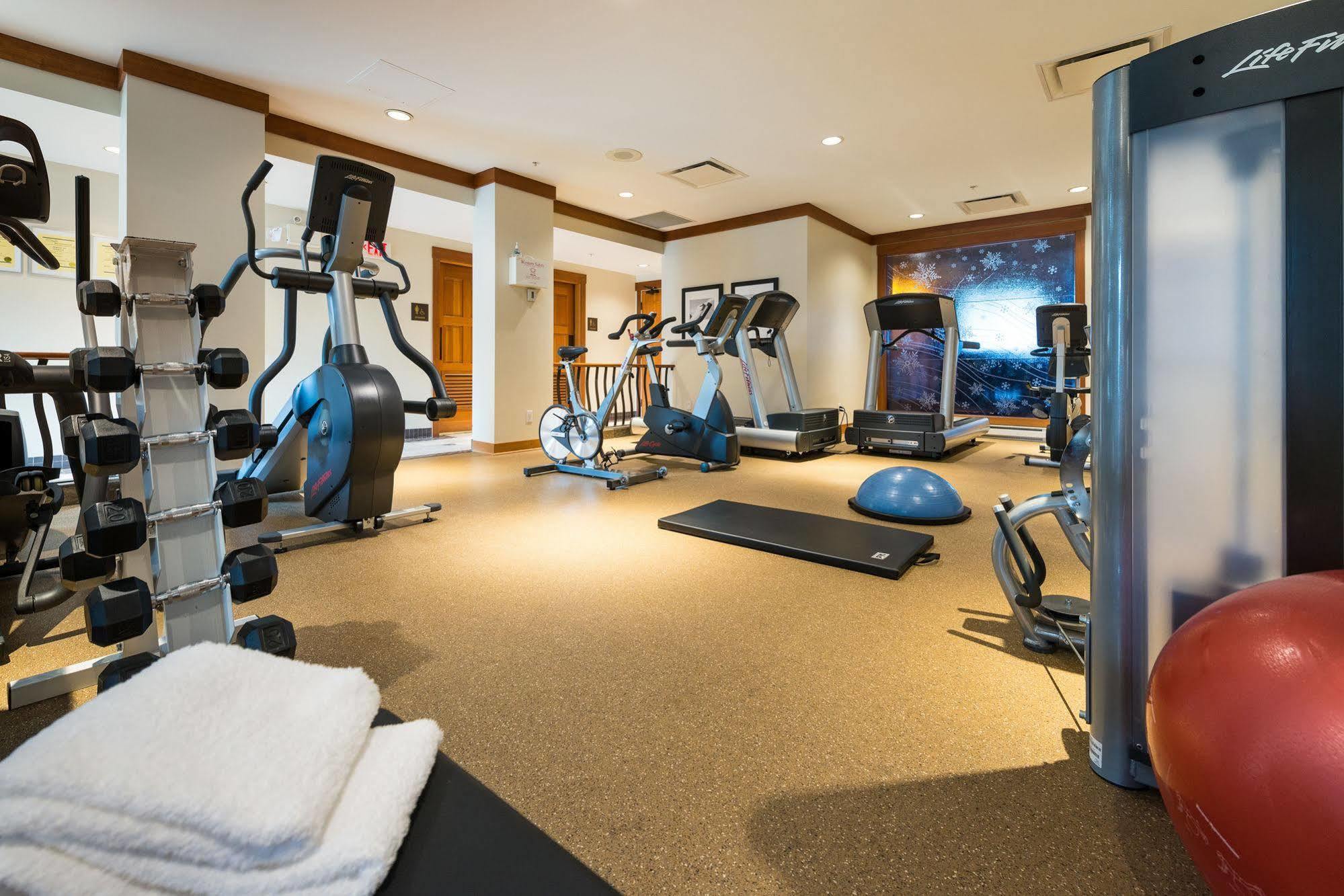 First Tracks Lodge Уистлер Экстерьер фото