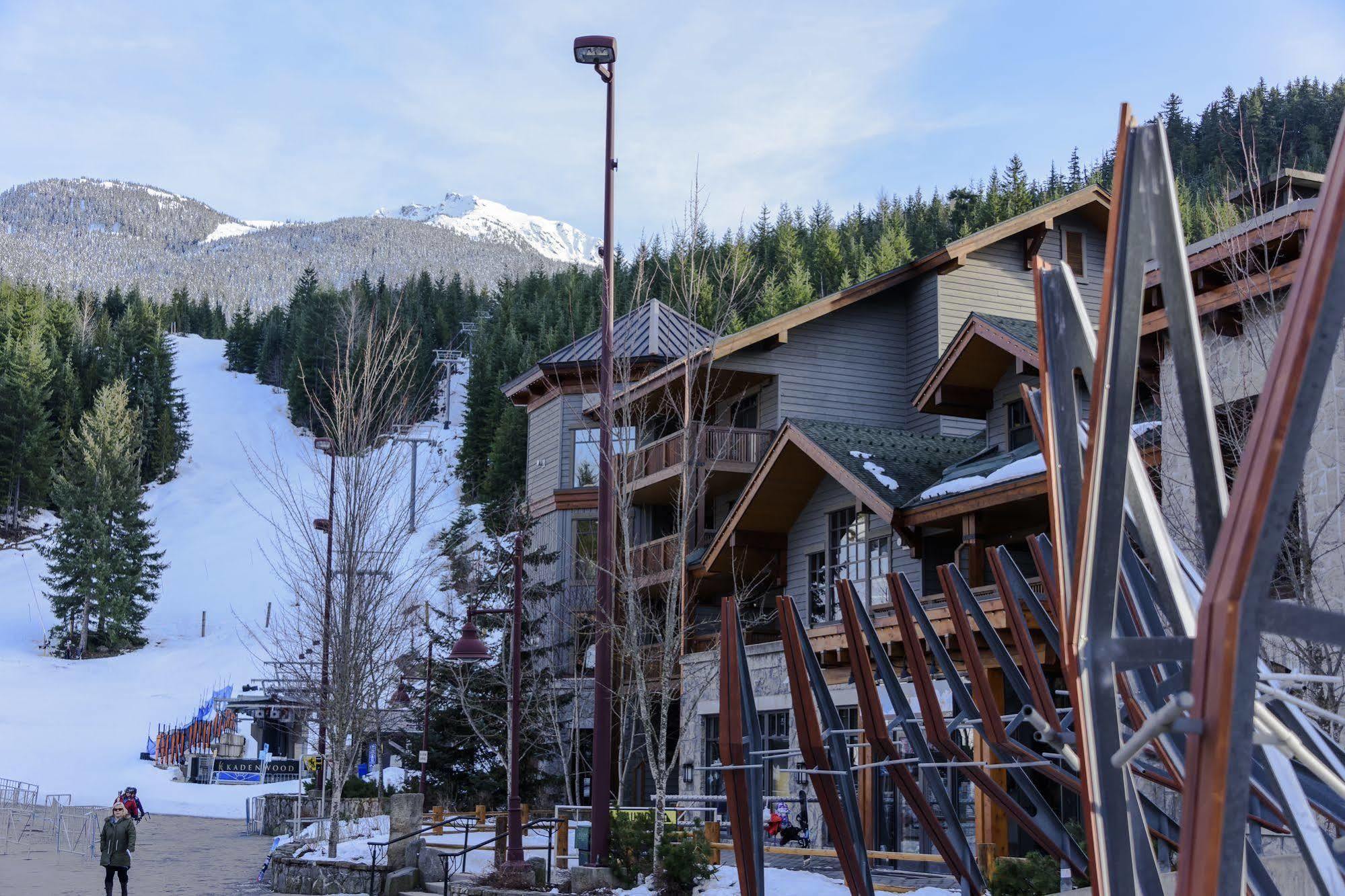 First Tracks Lodge Уистлер Экстерьер фото
