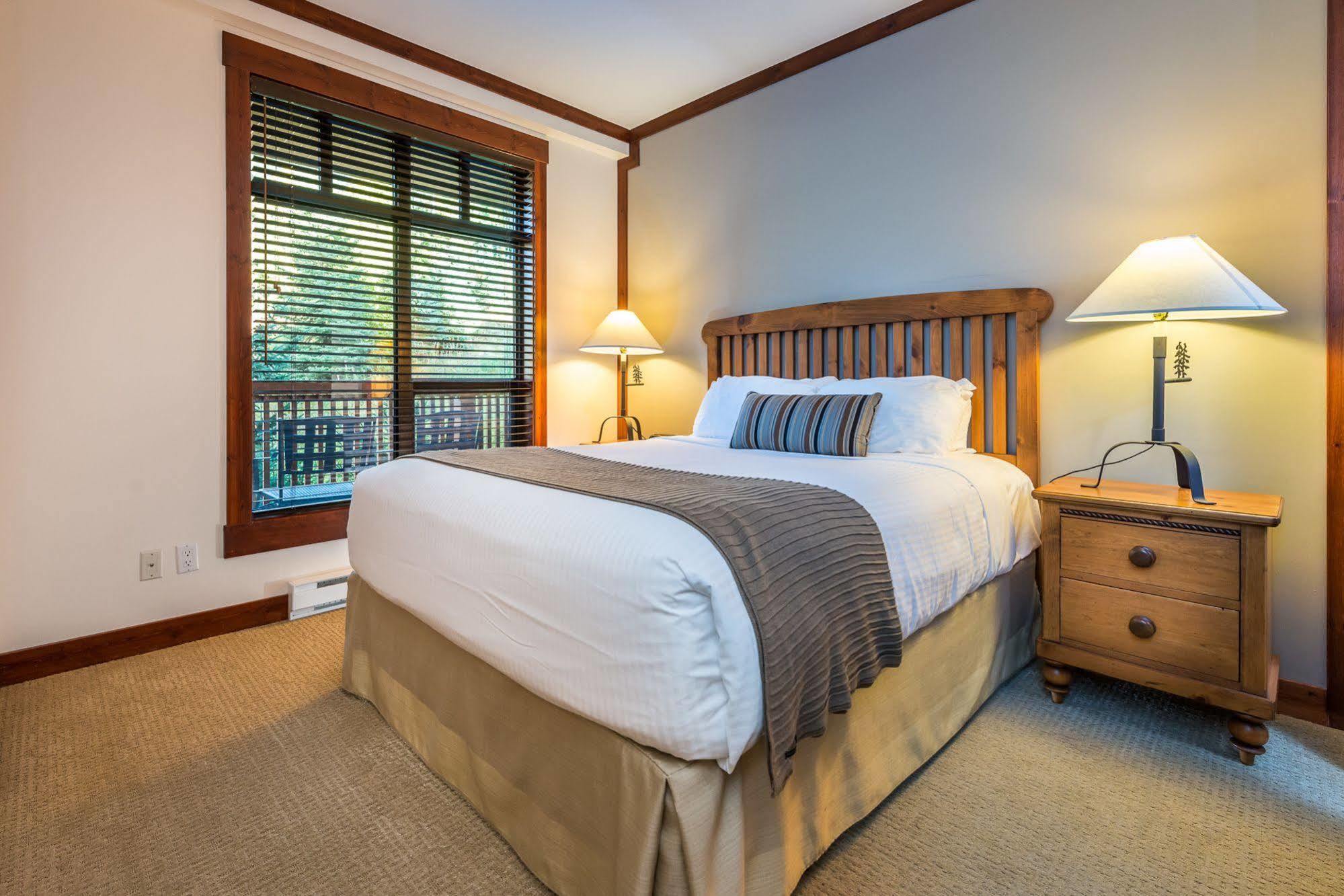First Tracks Lodge Уистлер Экстерьер фото