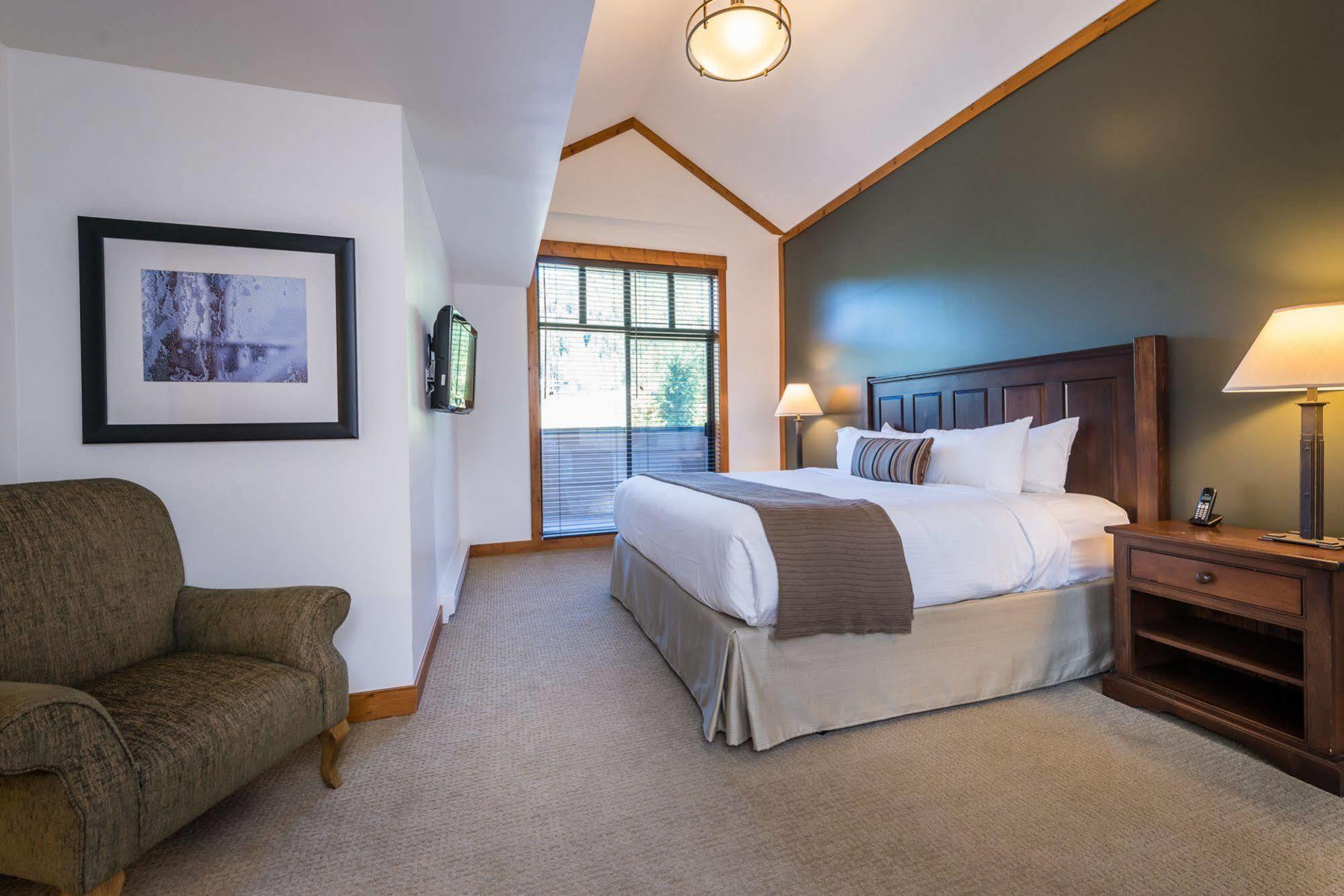 First Tracks Lodge Уистлер Экстерьер фото
