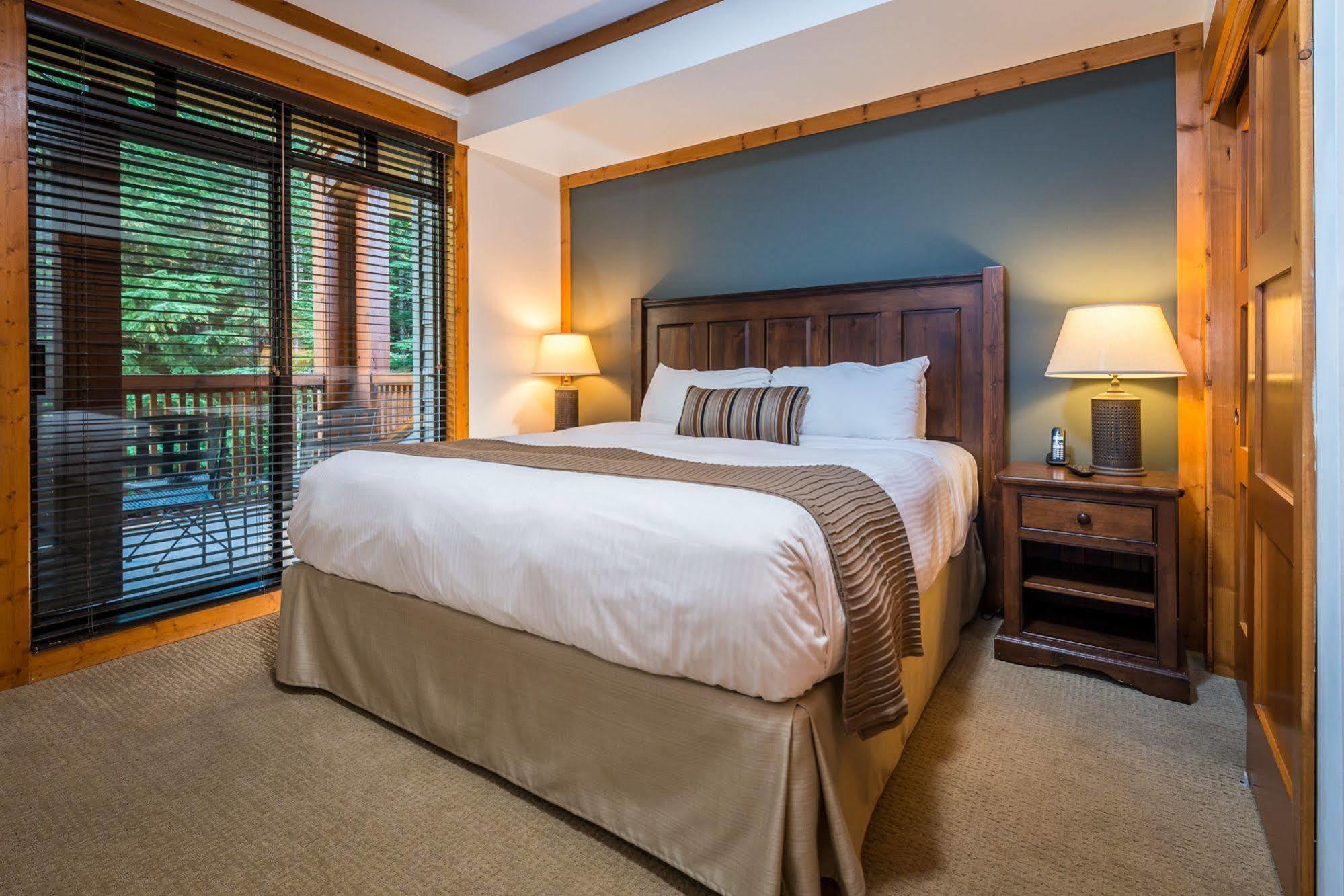 First Tracks Lodge Уистлер Экстерьер фото