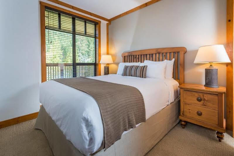 First Tracks Lodge Уистлер Экстерьер фото