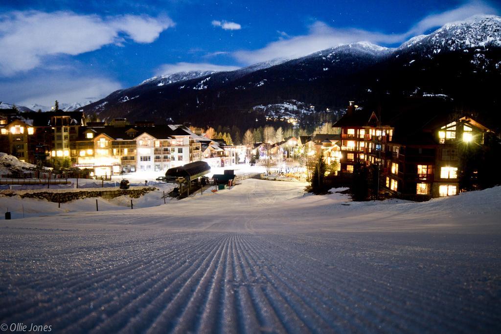 First Tracks Lodge Уистлер Экстерьер фото